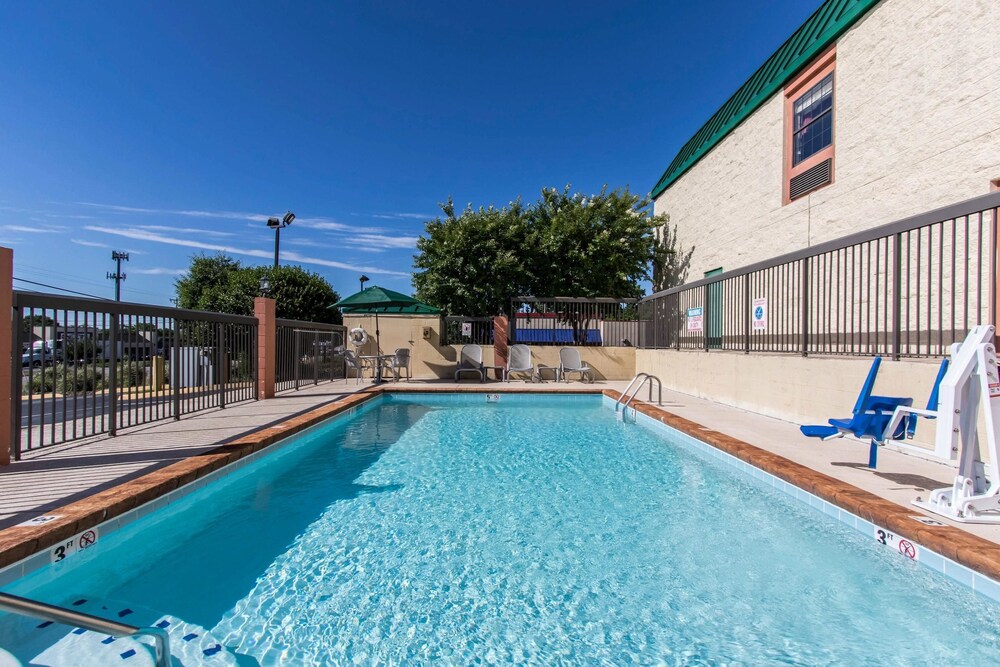 Book Quality Inn Hixson In Hotels Quality Inn Hixson Pool