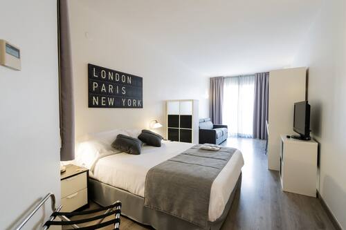 Aparthotel Atenea Calabria Barcelona Info Photos Reviews Book At Hotels Com Aparthotel Atenea Calabria Barcelona Info Photos Reviews Book At Hotels Com