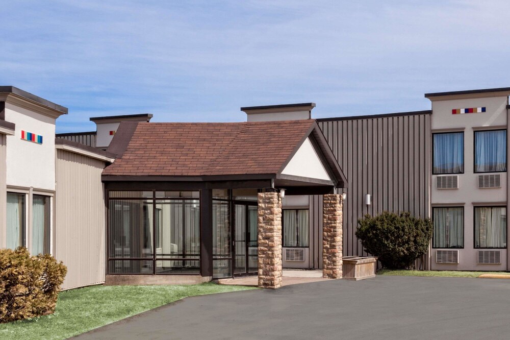 Book Howard Johnson Hotel Suites By Wyndham Miramichi In Howard Johnson Hotel Suites By Wyndham Miramichi
