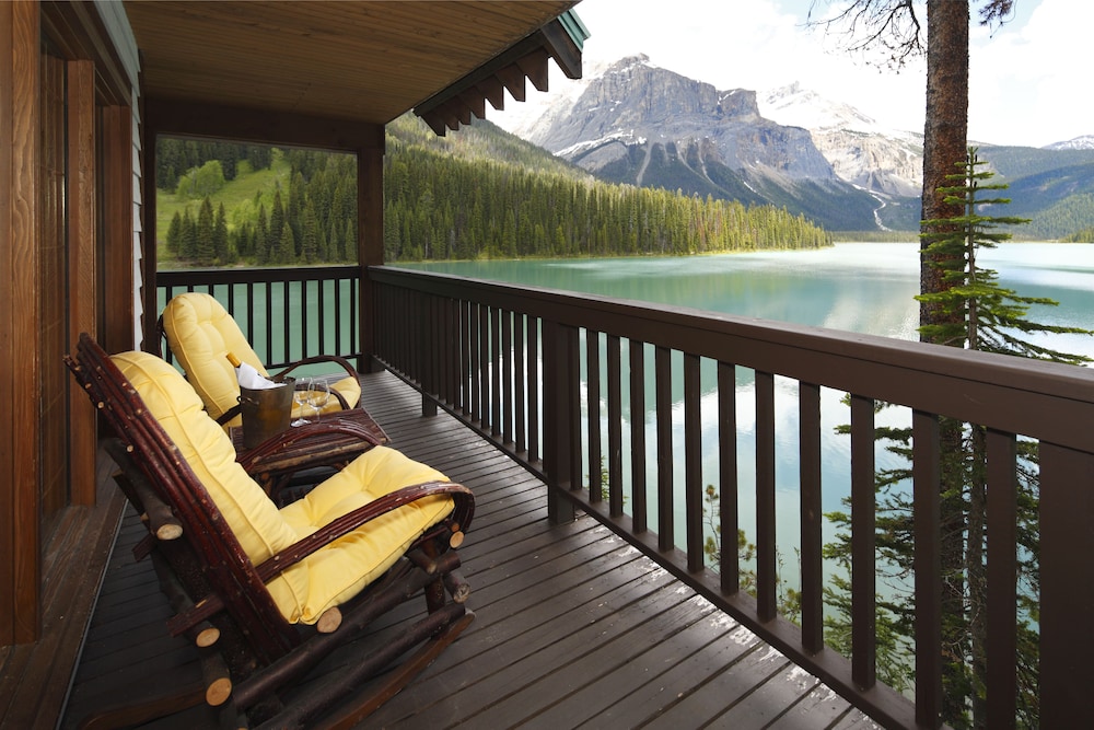 Book Emerald Lake Lodge In Field Hotels Emerald Lake Lodge Field Exterior