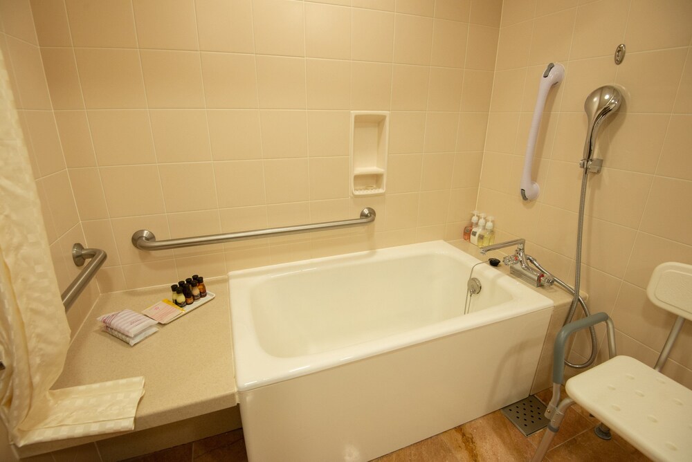 ホテルオークラ福岡のバリアフリールームのバスルーム（浴槽）