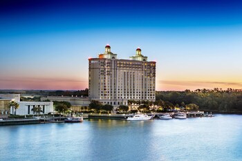 15 Closest Hotels To River Street In Savannah