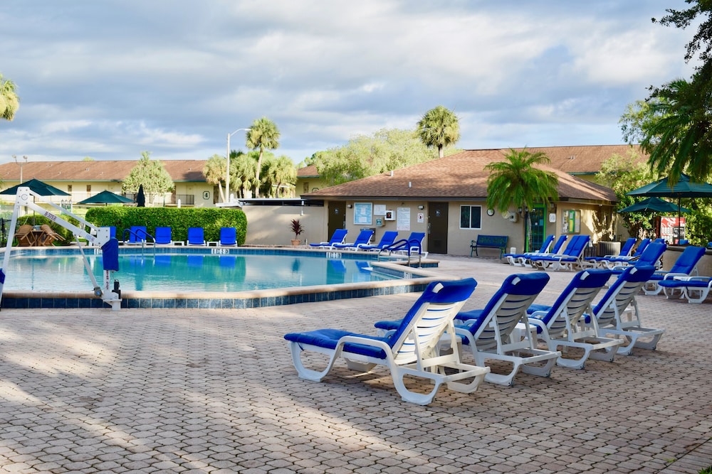 Lehigh Resort Club In Acres Book On Hotels Lehigh Resort Club Acres Pool