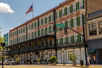 15 Closest Hotels To River Street In Savannah