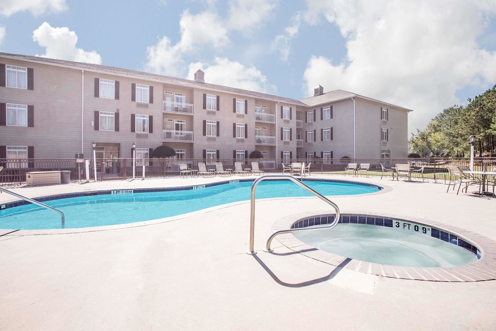 Book Hawthorn Suites Conyers In Hotels Hawthorn Suites Conyers Pool