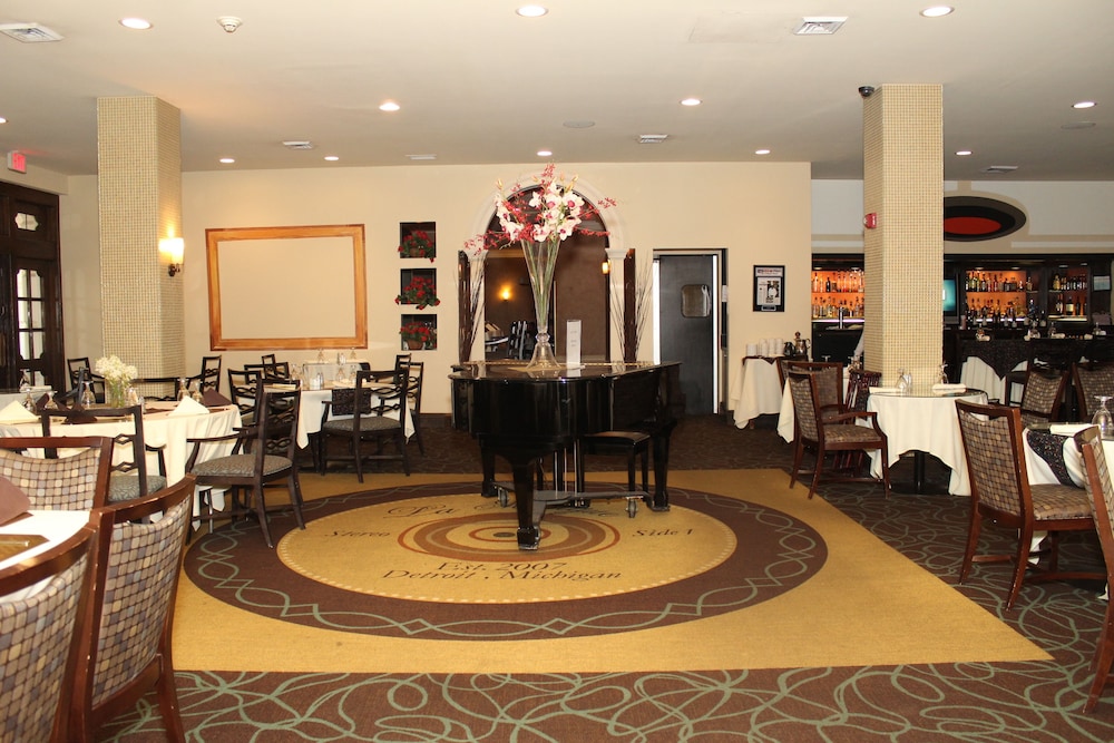 Book Hotel St. Regis in Detroit