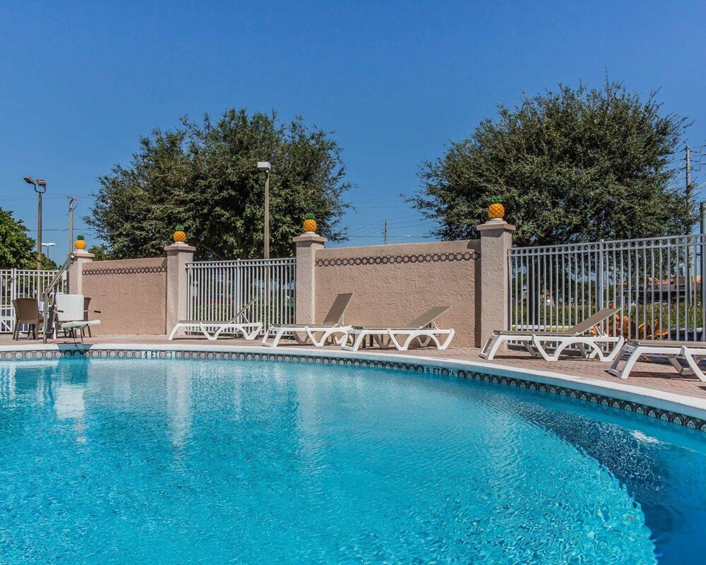Book Comfort Inn Suites Lakeland North I-4 In Lakeland Hotelscom