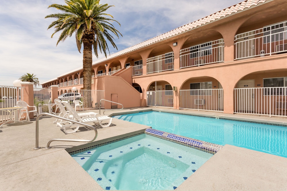 Book Days Inn By Wyndham Bullhead City In Hotels Days Inn By Wyndham Bullhead City Outdoor Pool