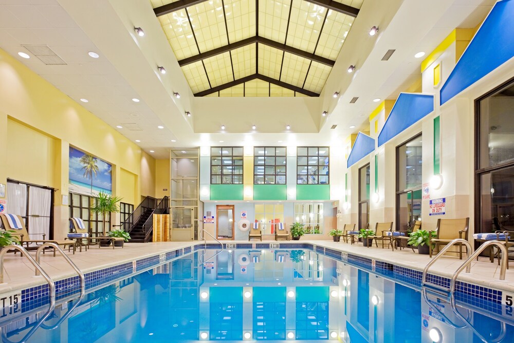 Book Crowne Plaza Englewood In Hotels Crowne Plaza Englewood Pool