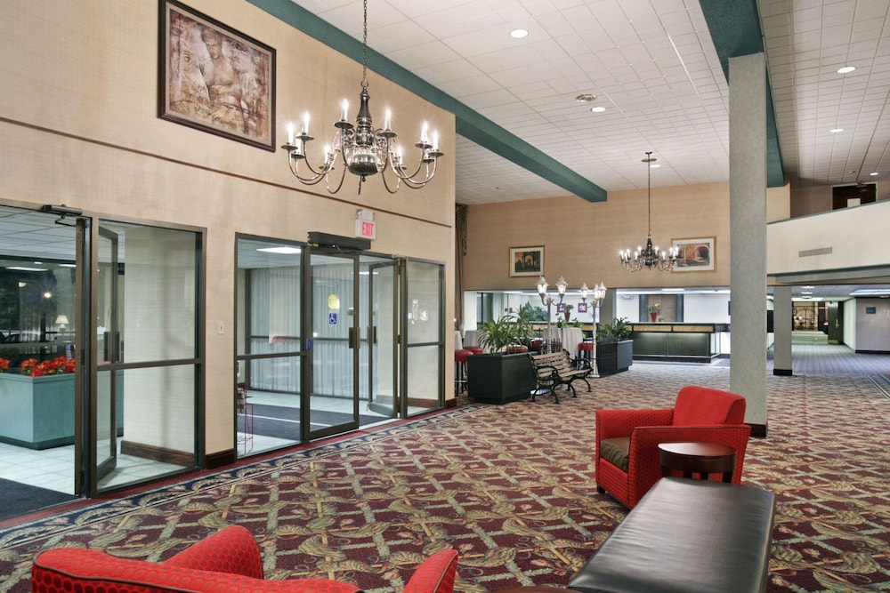 Book Ramada Lansing Hotel And Conference Center In Ramada Lansing Hotel And Conference Center Interior Entrance