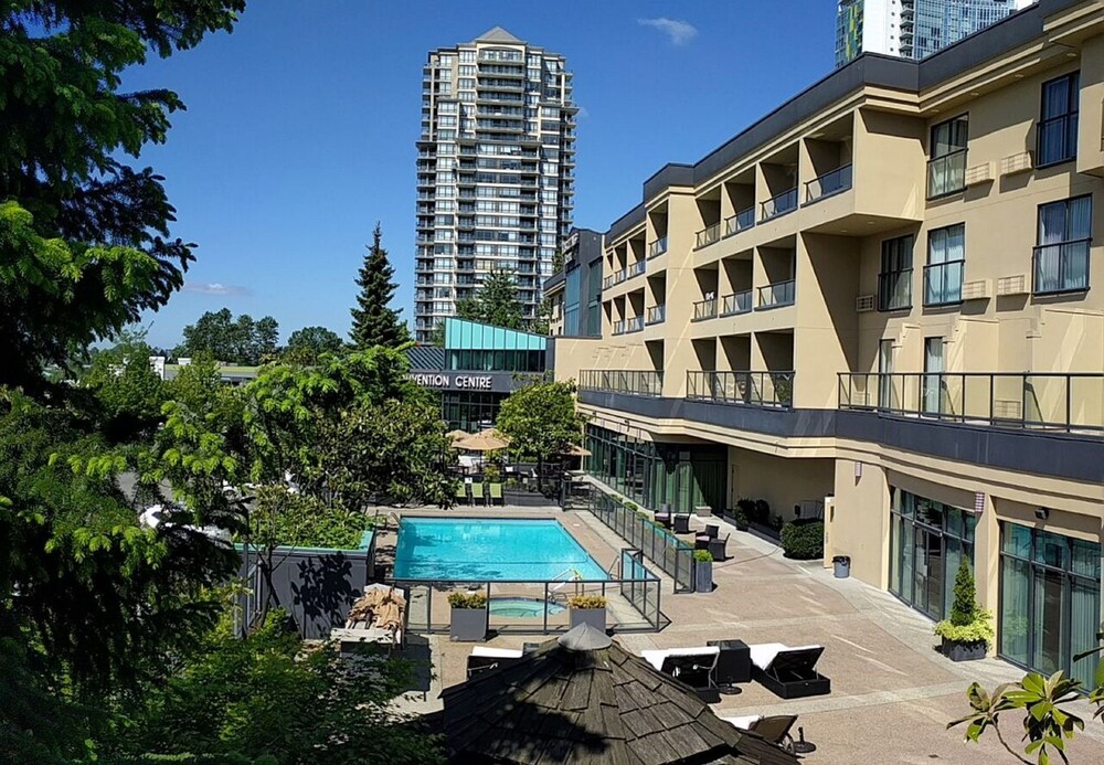 Book Executive Suites Hotel Conference Centre Metro Vancouver In Executive Suites Hotel Conference Centre Metro Vancouver Burnaby Outdoor Pool