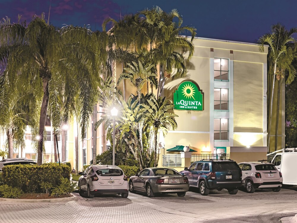 Book La Quinta Inn & Suites Plantation at Southwest 6th Street