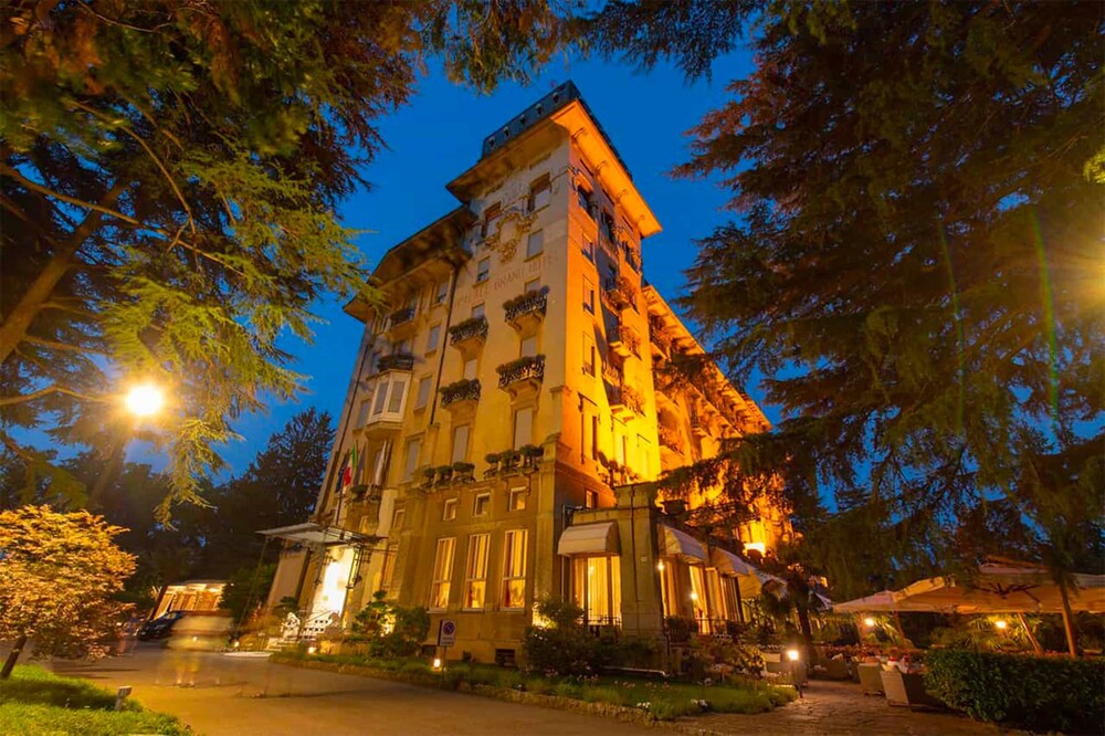 Book Palace Grand Hotel Varese in Varese
