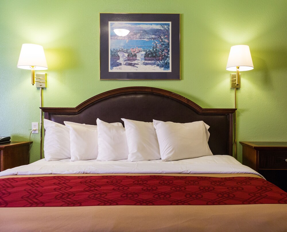 Book Econo Lodge In Pryor Hotelscom