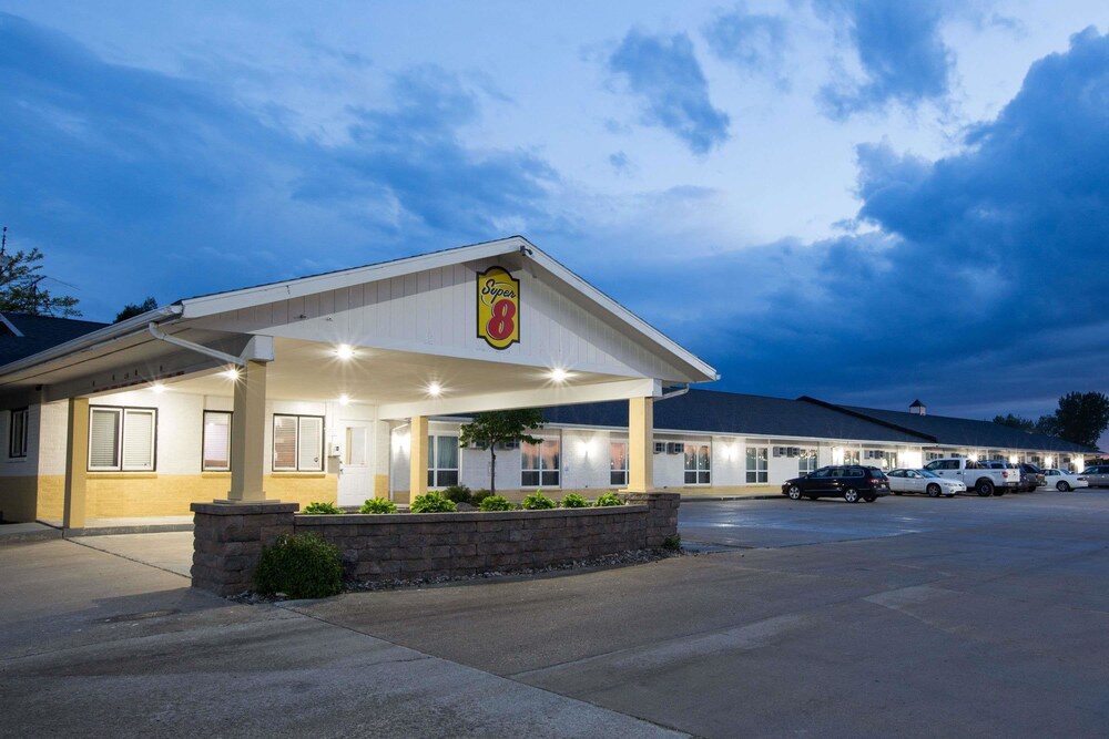 Book Super 8 By Wyndham Williams In Iowa Falls Hotels Super 8 By Wyndham Williams