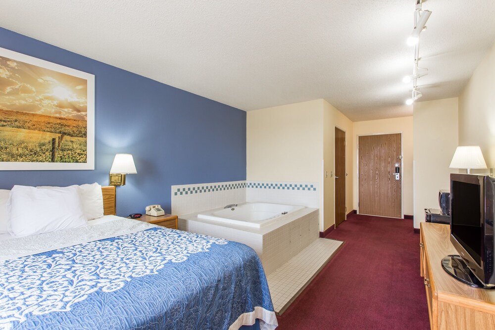 Book Days Inn By Wyndham Johnson Creek In Hotels Days Inn By Wyndham Johnson Creek Suite 1 Queen Bed