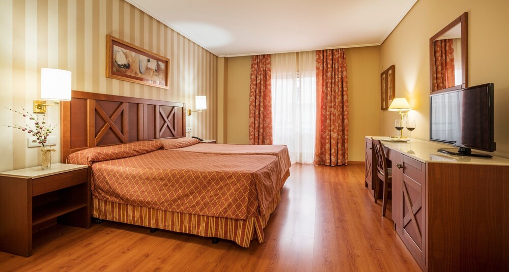 Hotel Ilunion Alcora Sevilla In San Juan De Aznalfarache Hotels Com