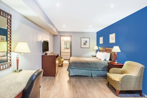 Book Days Inn By Wyndham San Antonio Alamo Riverwalk In San Antonio Hotels Com