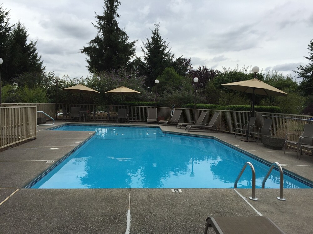 Book Quality Inn Wilsonville In Hotels Quality Inn Wilsonville Pool