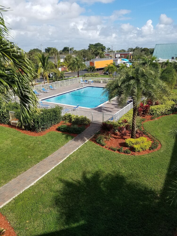 Book Budgetel Pompano Beach in Pompano Beach