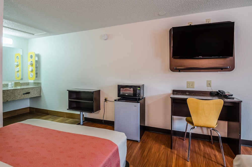 Book Motel 6 Troutville Va In Hotels Motel 6 Troutville Va Guest Room