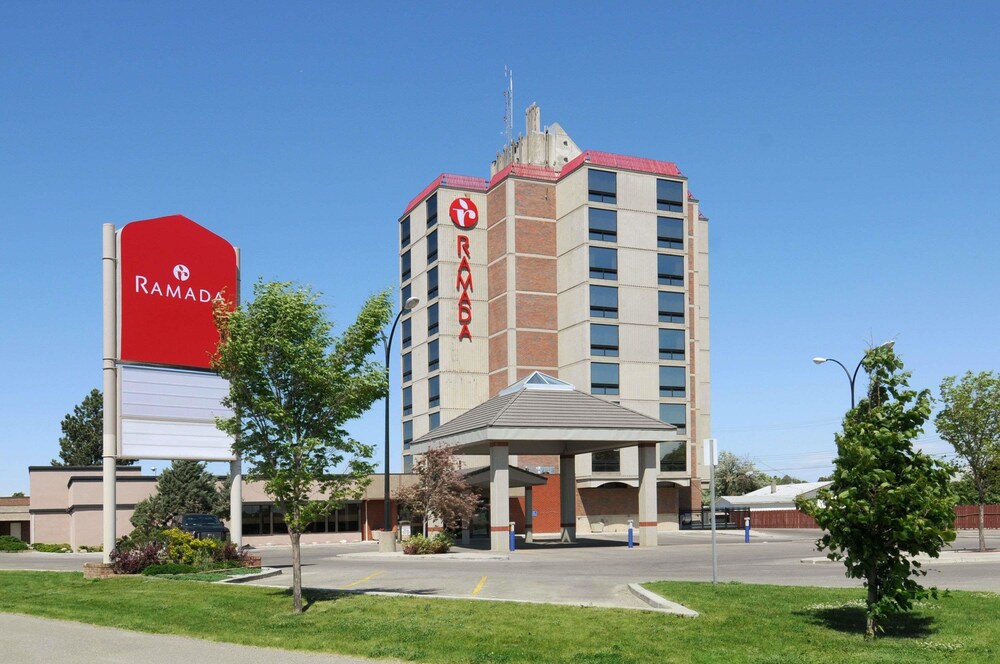 Book Ramada Lethbridge In Hotels Ramada Lethbridge