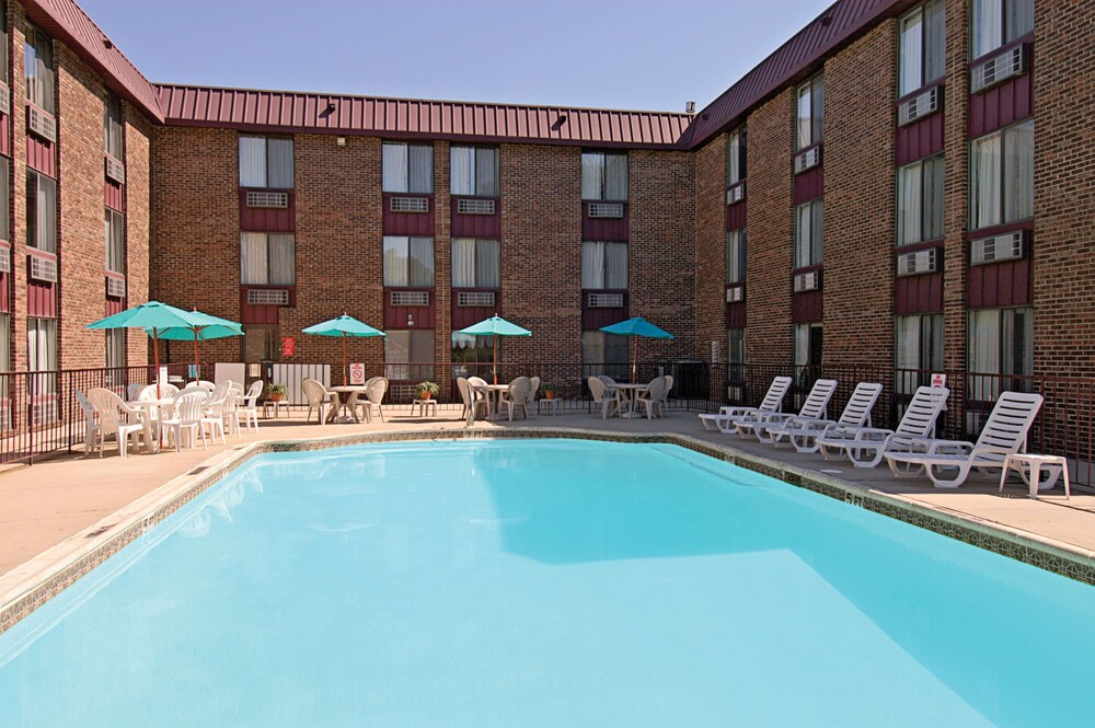 Book Days Inn By Wyndham East Windsor Hightstown In Princeton Days Inn By Wyndham East Windsor Hightstown Outdoor Pool