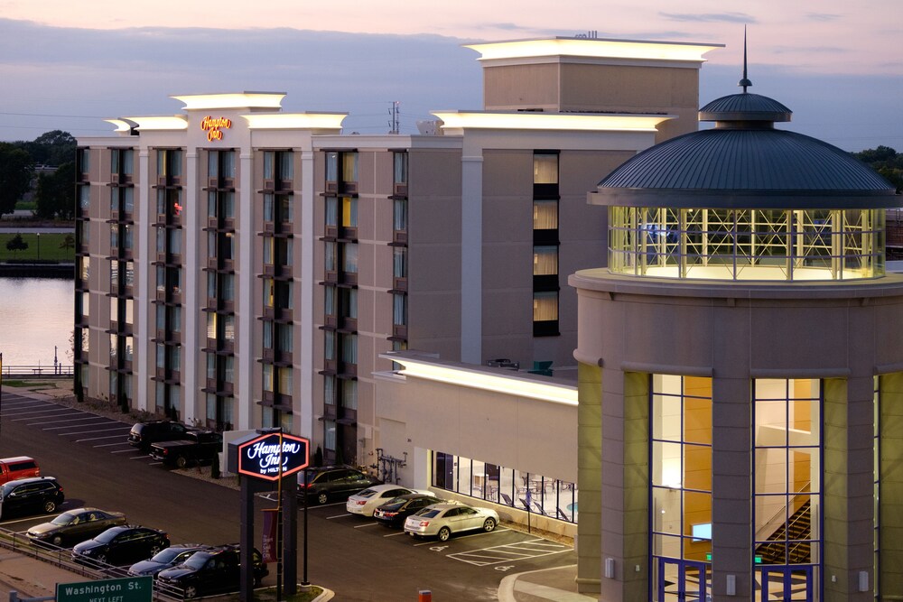 Book Hampton Inn Green Bay Downtown In Hotels Hampton Inn Green Bay Downtown