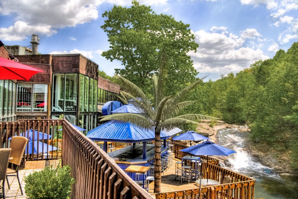 Book The Woodlands Inn, Ascend Hotel Collection in WilkesBarre