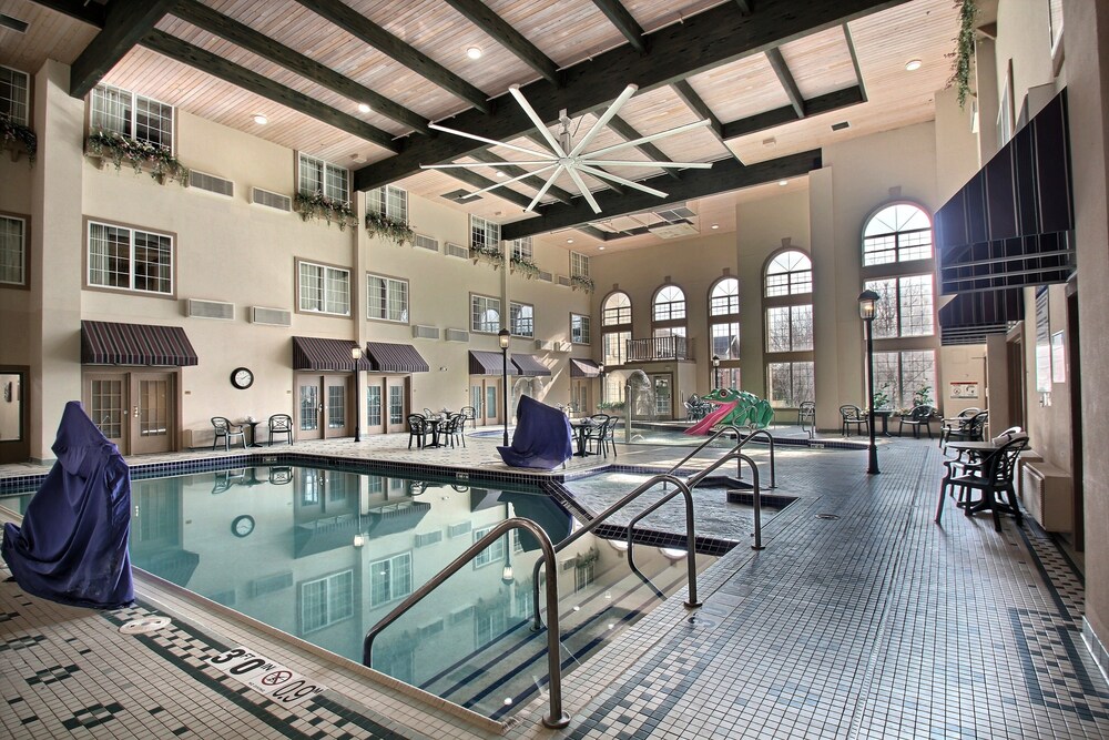 Book Comfort Suites Milwaukee Airport In Oak Creek Hotels Comfort Suites Milwaukee Airport Oak Creek Indoor Pool