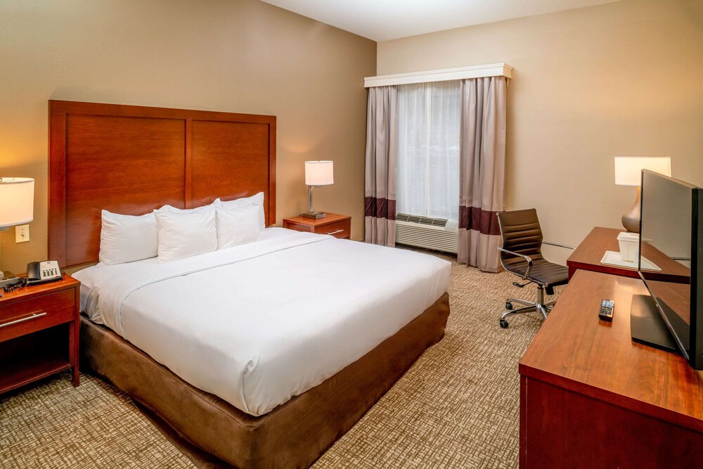 Book Comfort Inn Suites In Grundy Hotels Com