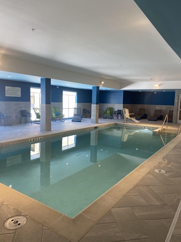 Book Hampton Inn Glendale Milwaukee, WI in Milwaukee