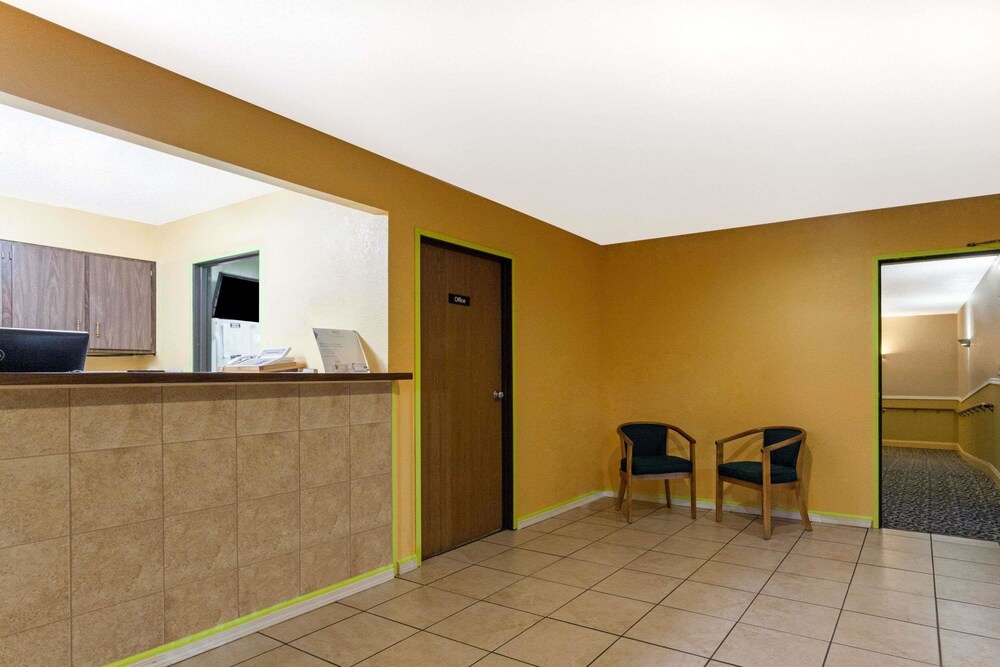 Book Super 8 Bath Hammondsport Area In Hotels Super 8 Bath Hammondsport Area Interior Entrance