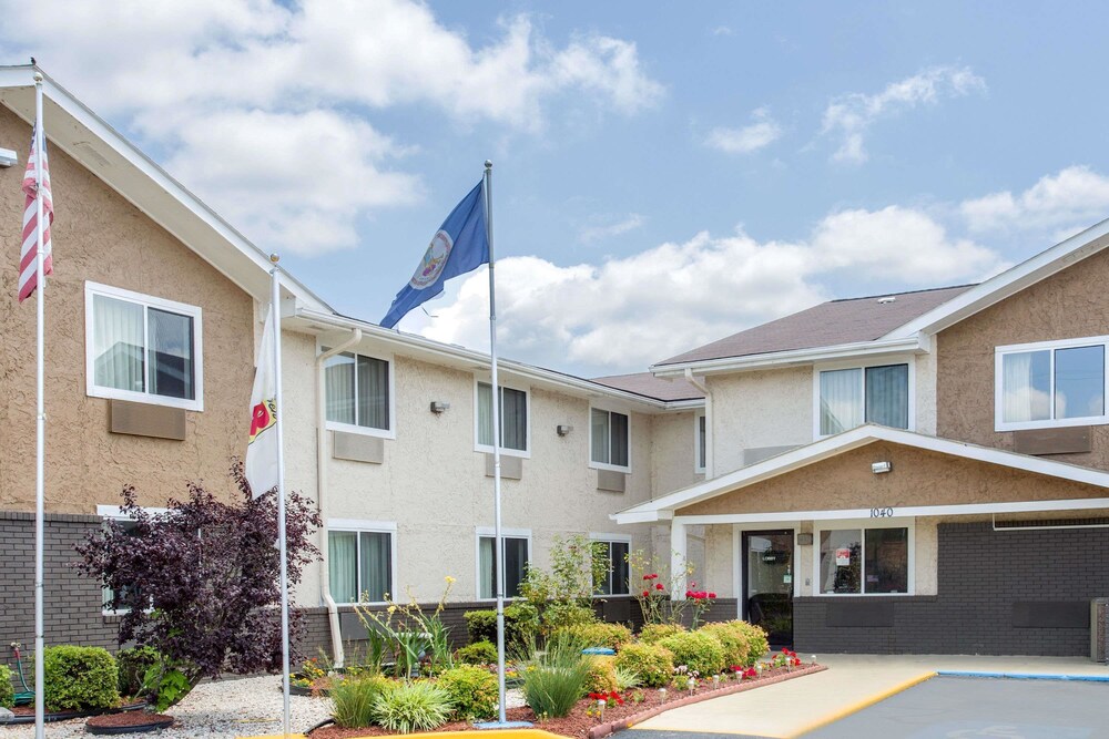 Book Super 8 By Wyndham South Boston Va In Hotels Super 8 By Wyndham South Boston Va