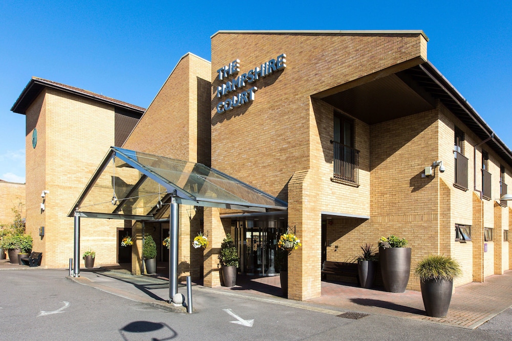 The Hampshire Court Hotel Basingstoke Info Photos Reviews The Hampshire Court Hotel Basingstoke Interior Entrance