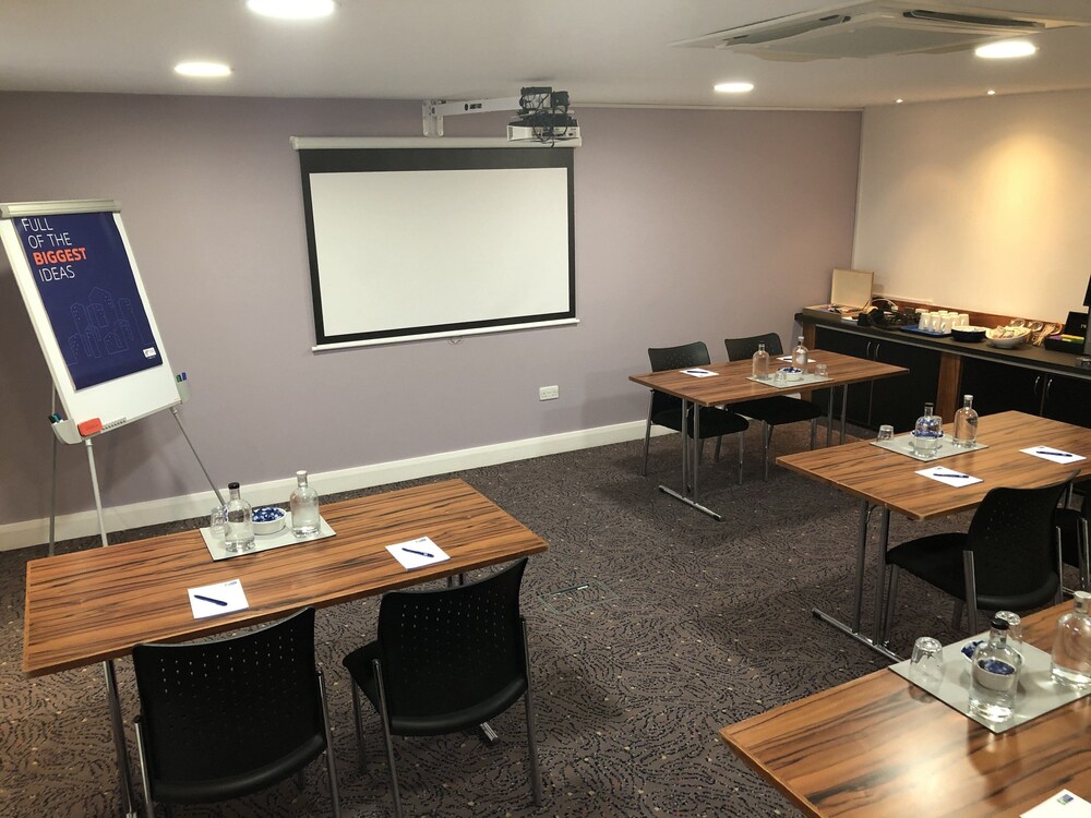 Book Holiday Inn Express London Gatwick Crawley In Crawley Hotels Com