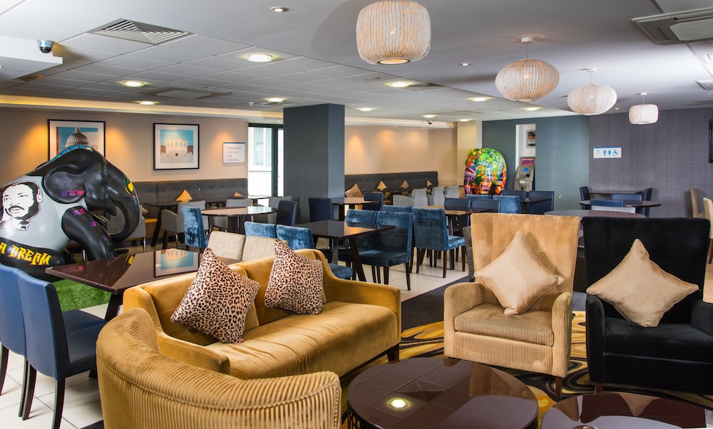 Book Holiday Inn Express London Wimbledon South In Holiday Inn Express London Wimbledon South Interior Entrance