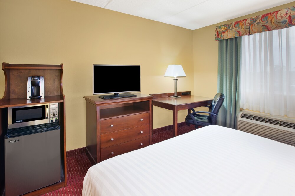 Book Holiday Inn Express Irwin (PA TPK Exit 67) in Irwin