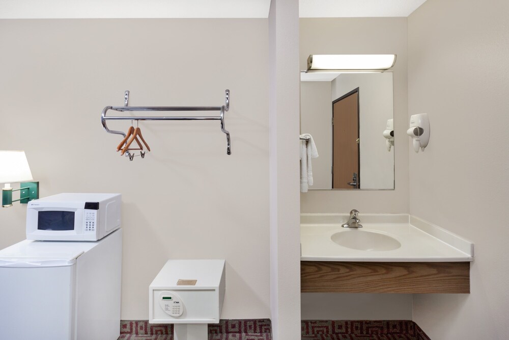 Book Super 8 By Wyndham Anamosa Ia In Hotels