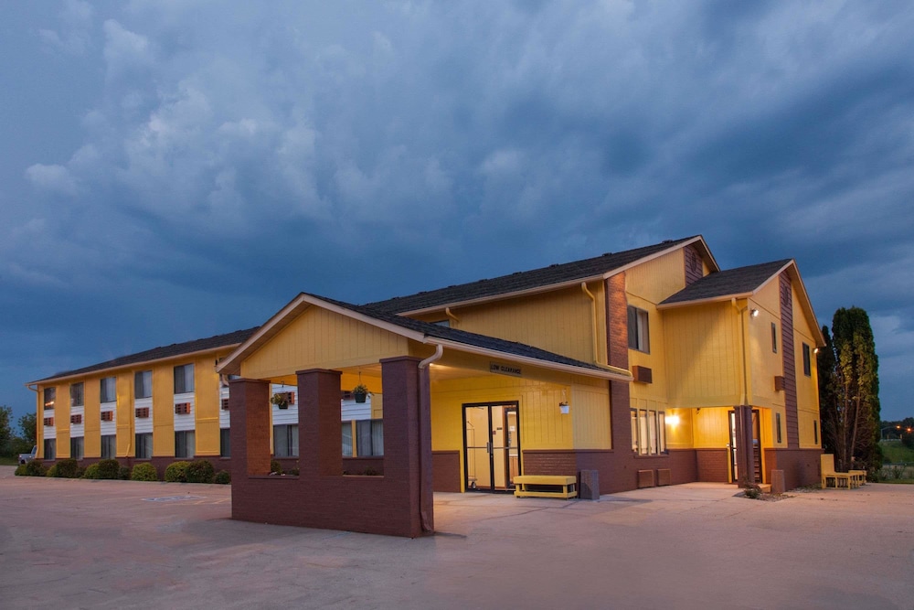 Book Super 8 By Wyndham Anamosa Ia In Hotels Super 8 By Wyndham Anamosa Ia