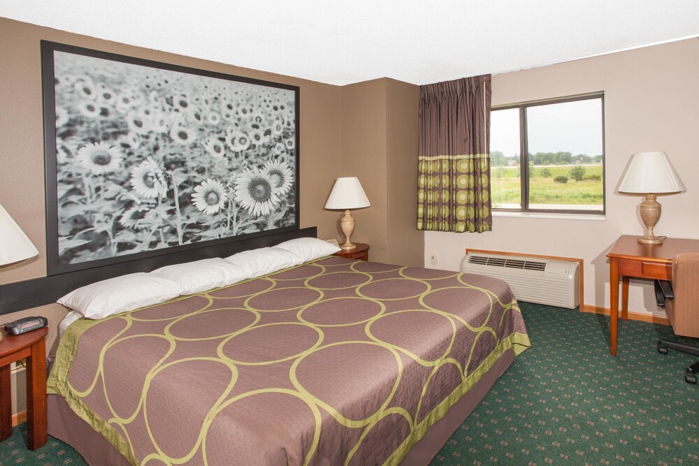 Book Super 8 By Wyndham Anamosa Ia In Hotels Super 8 By Wyndham Anamosa Ia Suite 1 King Bed Guest