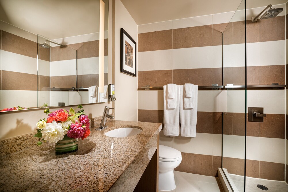 Book Staypineapple, Hotel Rose, Downtown Portland in Portland