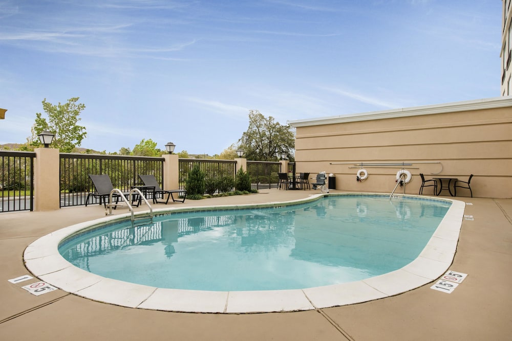 Book Holiday Inn Savannah S I 95 Gateway In Hotels Holiday Inn Savannah S I 95 Gateway Outdoor Pool