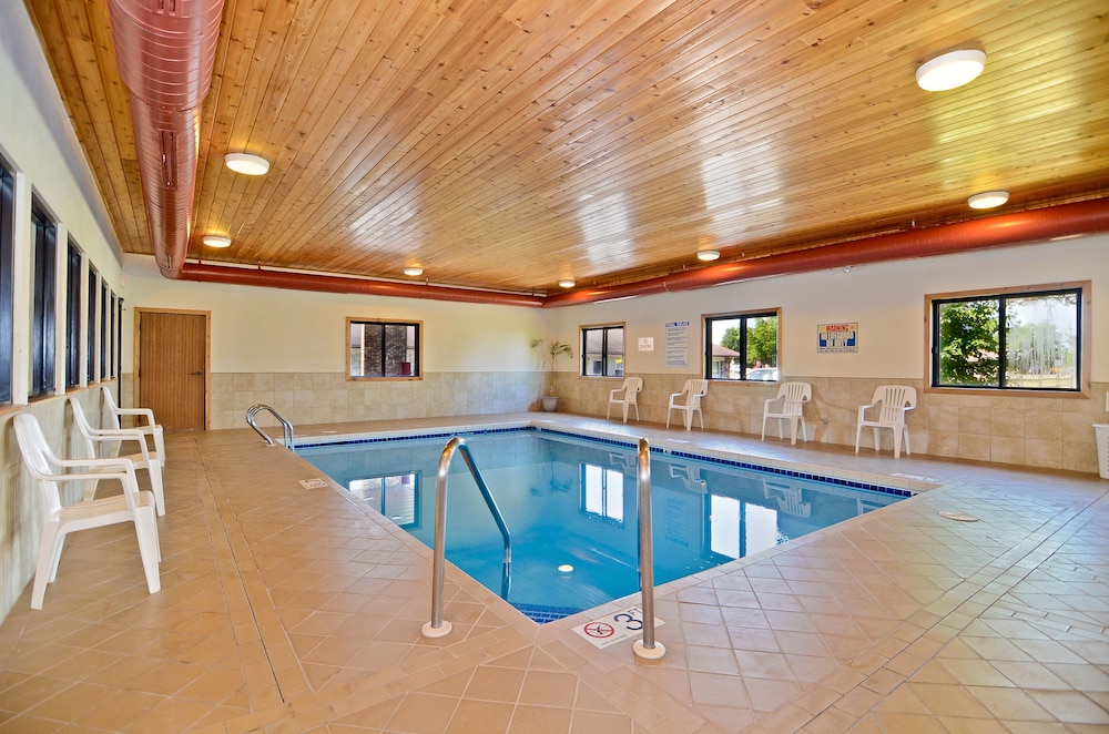 Book Amerivu Inn And Suites Hayward Wi In Hotels Amerivu Inn And Suites Hayward Wi Pool