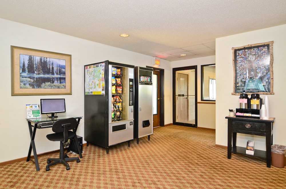 Book Amerivu Inn And Suites Hayward Wi In Hotels Amerivu Inn And Suites Hayward Wi Lobby