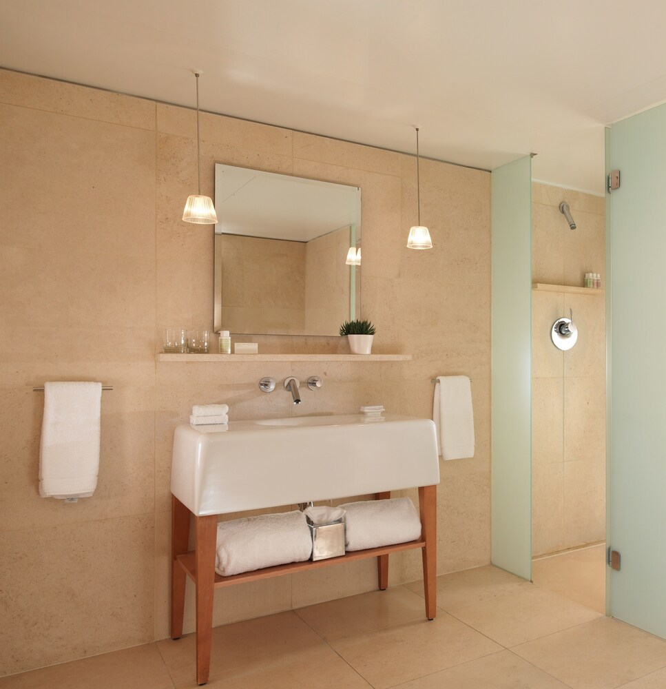 St Martins Lane, London Info, Photos, Reviews Book at