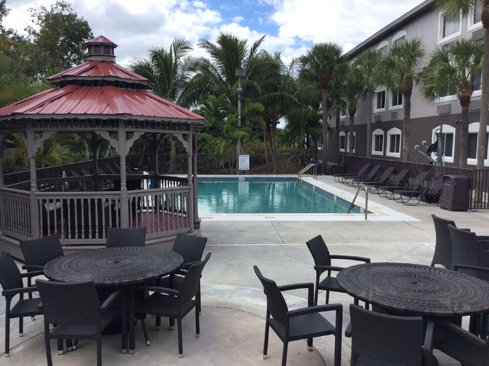 Book Days Inn Suites By Wyndham Bonita Springs North Naples In Bonita Springs Hotels Com