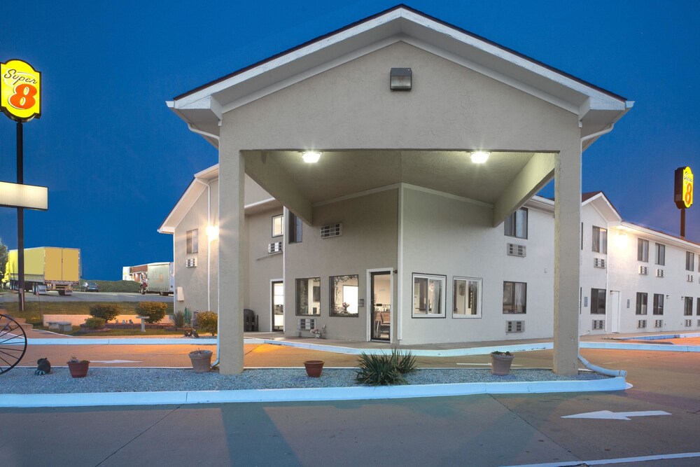 Book Super 8 By Wyndham Boonville In Hotels Super 8 By Wyndham Boonville