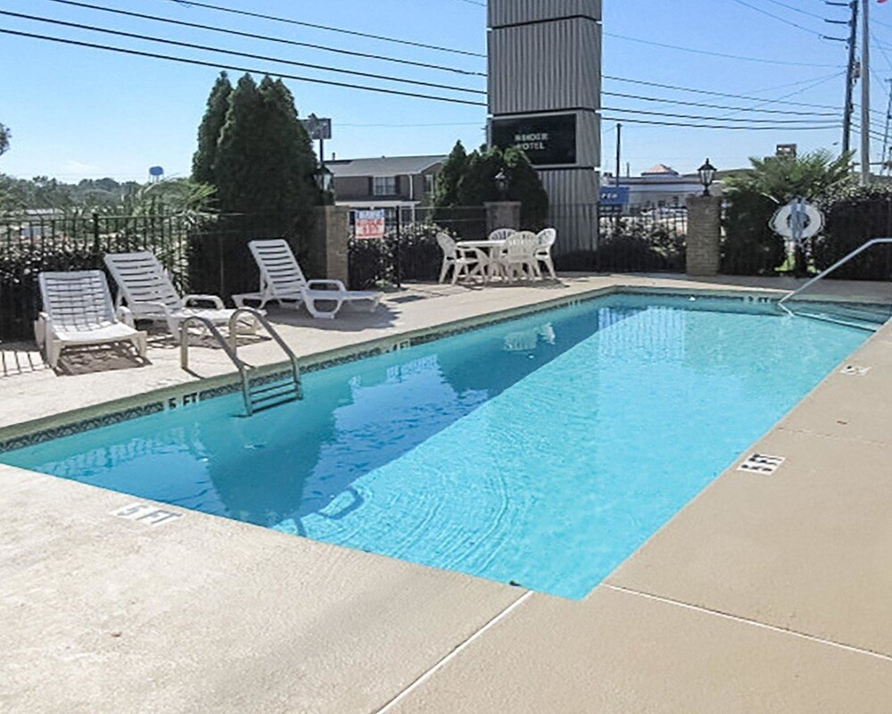 Book Quality Inn In Winder Hotels Quality Inn Winder Pool