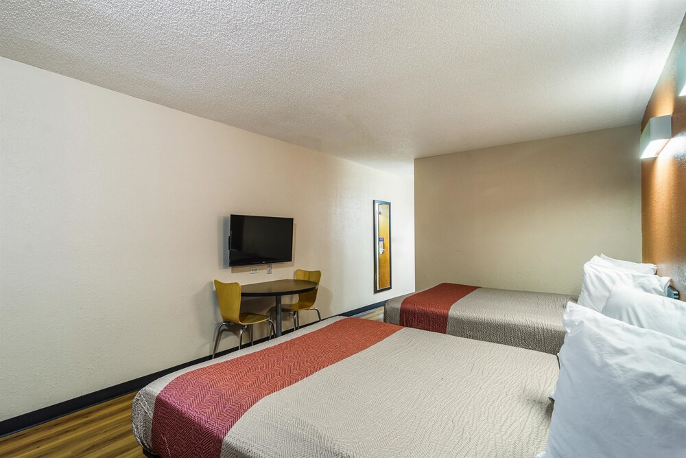 Book Motel 6 Libertyville Il In Hotels Motel 6 Libertyville Il Standard Room 2 Double Beds Smoking